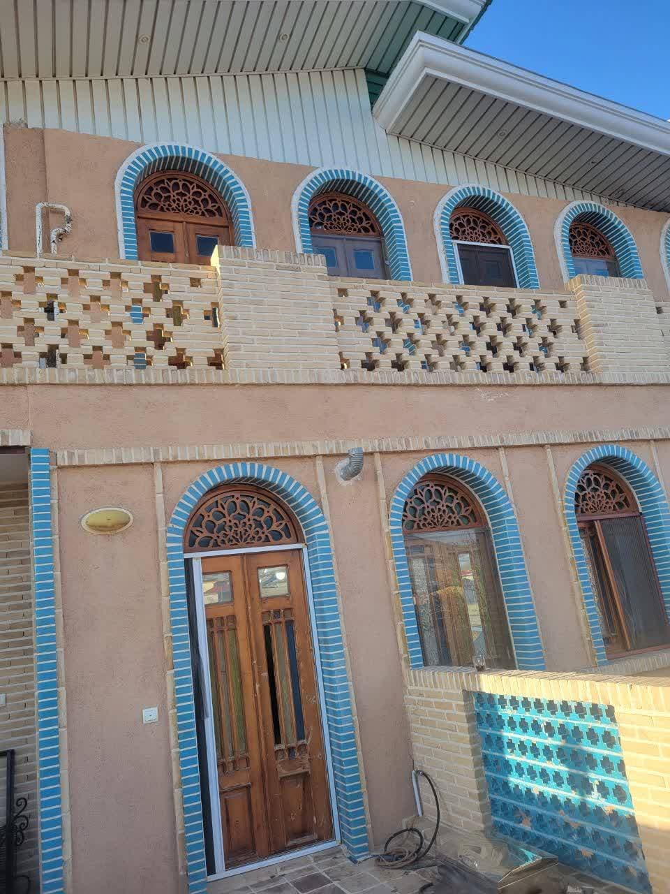 اقامتگاه سنتی عمارت خشت و فیروزه- شهرستان زرندیه - شهر رازقان - تصویر 1