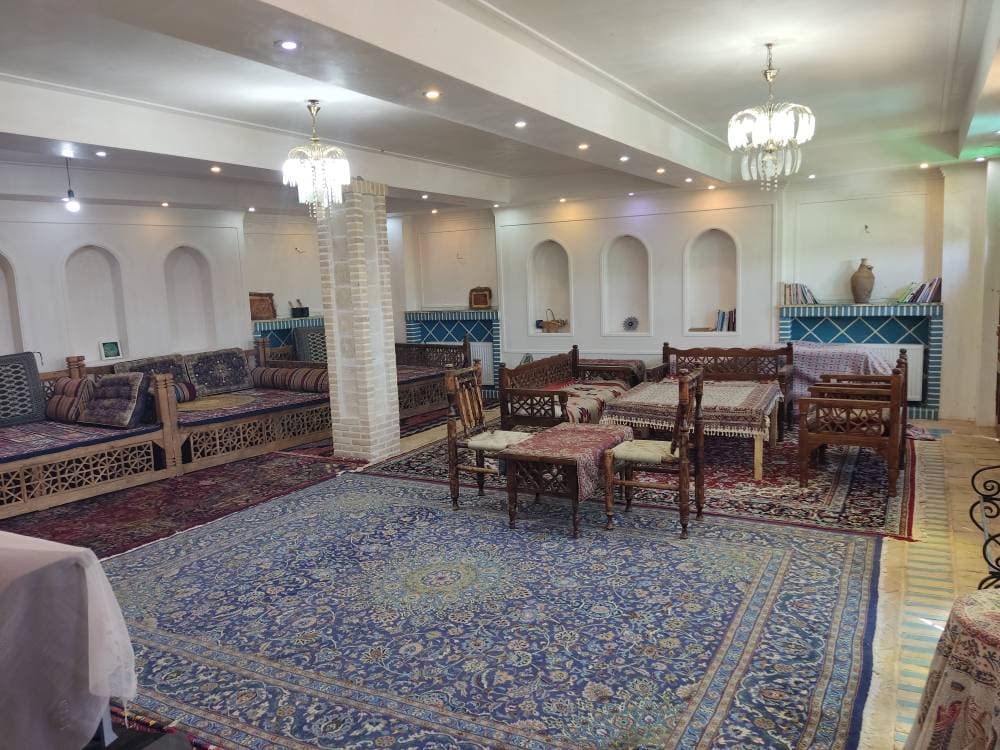 اقامتگاه سنتی عمارت خشت و فیروزه- شهرستان زرندیه - شهر رازقان - تصویر 3